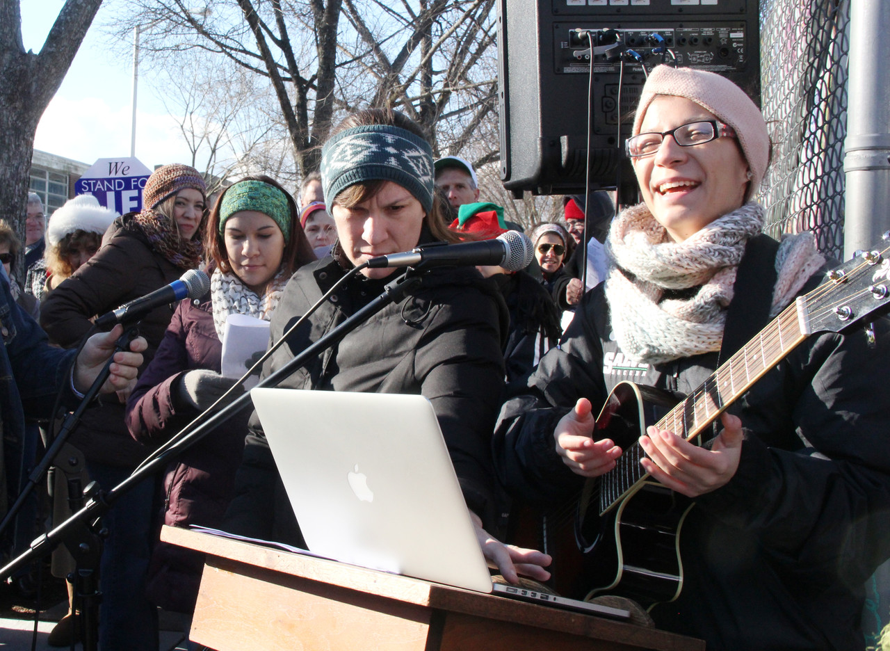 Miembros de La familia Cuéllar cantando villancicos fuera de        la clínica de abortos en Diciembre del 2015.