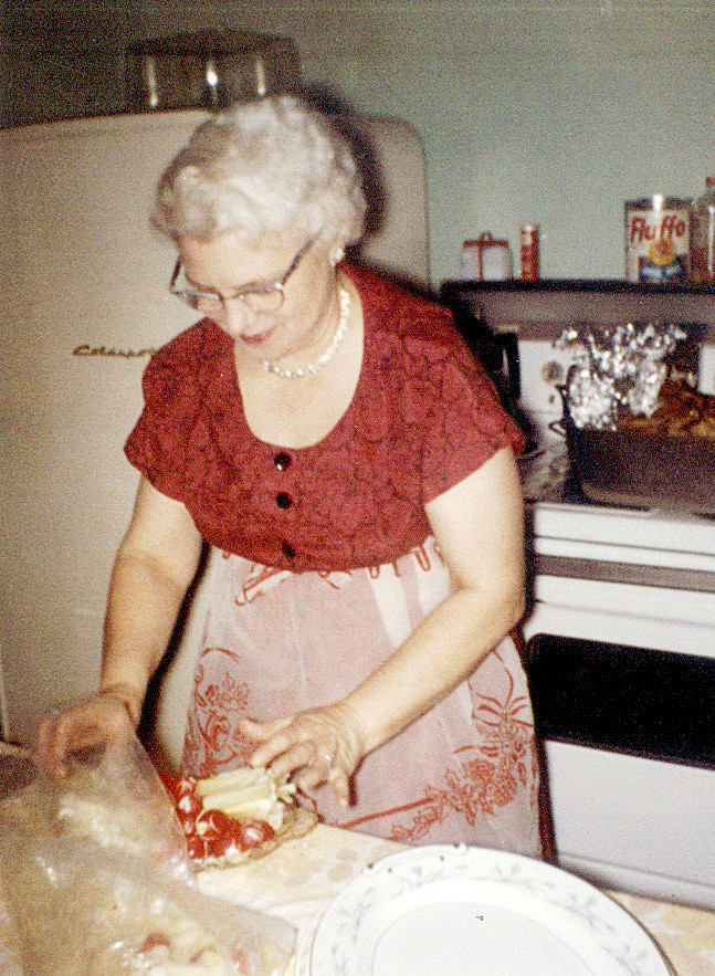 La mama del obispo, Mary Tobin cocinando sus famosas galletitas.