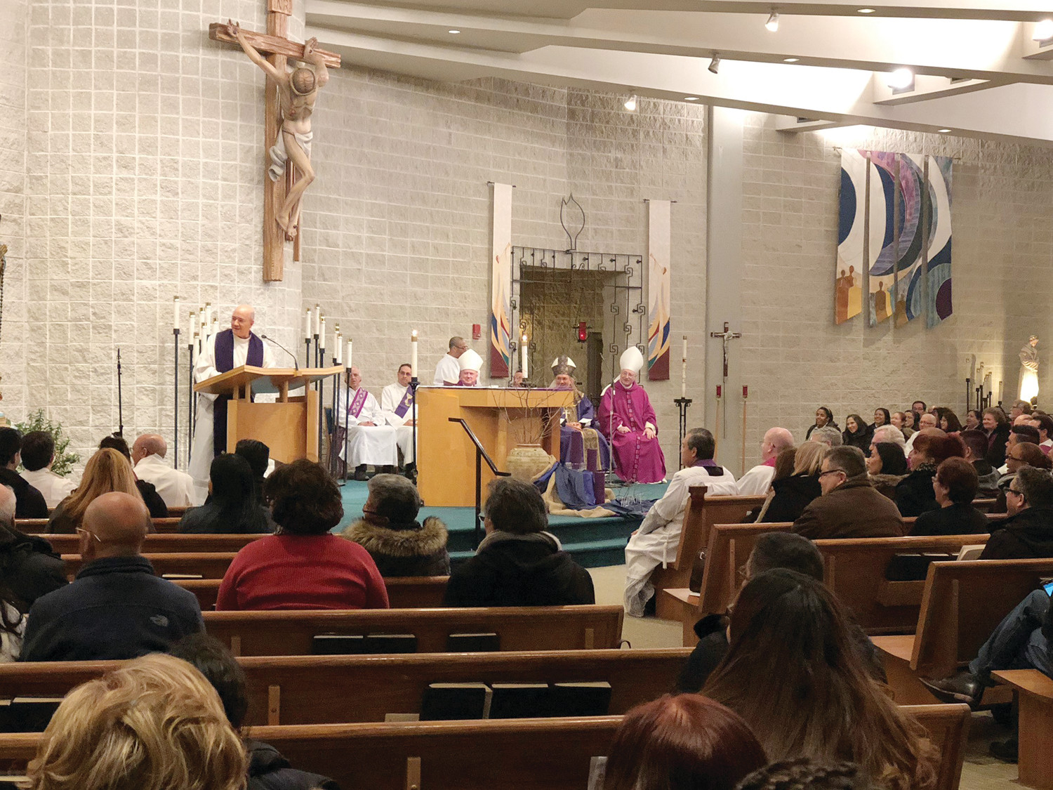 El Padre Paco, de la Arquidiócesis de Boston fue el encargado de coordinar la Liturgia, y realizo los agradecimientos al concluir la Misa de cierre del Encuentro Regional.