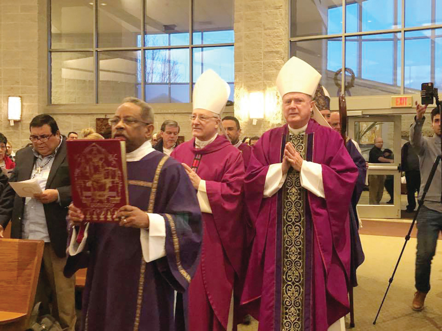 El Diácono Ramona Andrade seguido del Obispo Robert MacManus de la Diócesis de Worcester, MA  y Robert C. Evans, Obispo Auxiliar de la Diócesis de Providence, RI.