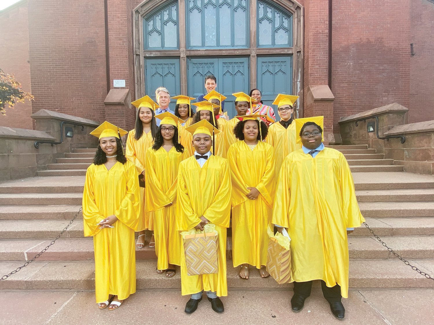 Estudiantes de la clase 2020 de la Escuela Bishop McVinney, posan afuera de la Iglesia de San Miguel, al concluir la ceremonia de graduación en la Iglesia. 2020 fue sin duda un año sin precedentes, que los jovencitos recordarán por el resto de sus vidas.