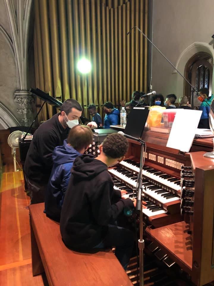 Escuela St. Paul: Estudiantes del quinto grado están aprendiendo cómo funciona el órgano en la clase de música.