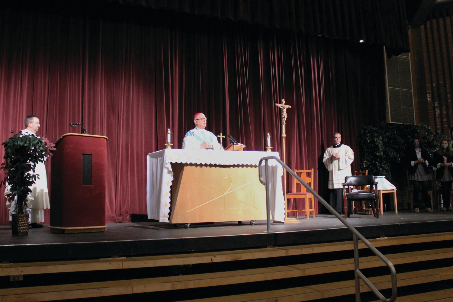 On October 7, the Feast of Our Lady of the Rosary, The Prout School welcomed Bishop Thomas J. Tobin; Father Jeremy Rodrigues, Administrative Secretary to the Bishop; and Daniel Ferris, Superintendent of Catholic Schools to the school’s opening of school Mass. While only seniors were present in the auditorium for the Mass, the entire student body, faculty and staff observed via livestream. After Mass, Bishop Tobin, accompanied by Prout Chaplain Father Carl Fisette, blessed the interior of the school while the seniors processed outdoors to receive their Prout pin, a school tradition, to pin on their senior blazers.