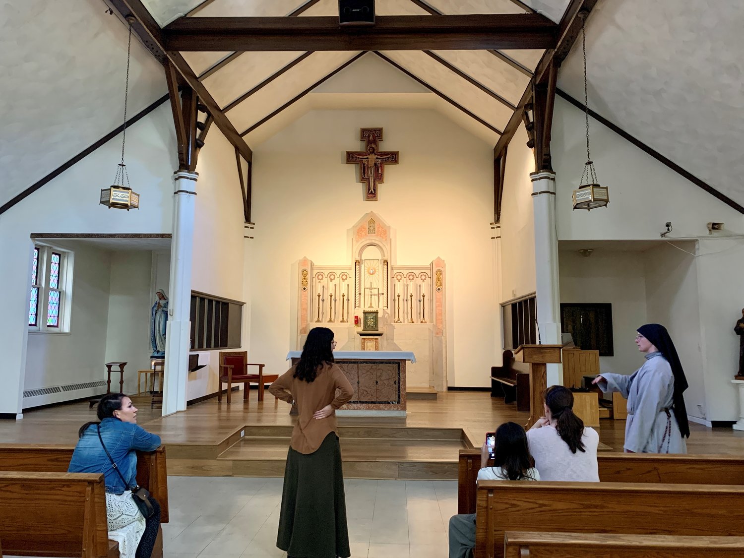 Emily entró al convento de las Hermanas Franciscanas de la Renovación CFR, en septiembre del 2021. En la foto con su familia realizan una visita al convento Blessed Solanus Casey el dia de su ingreso.