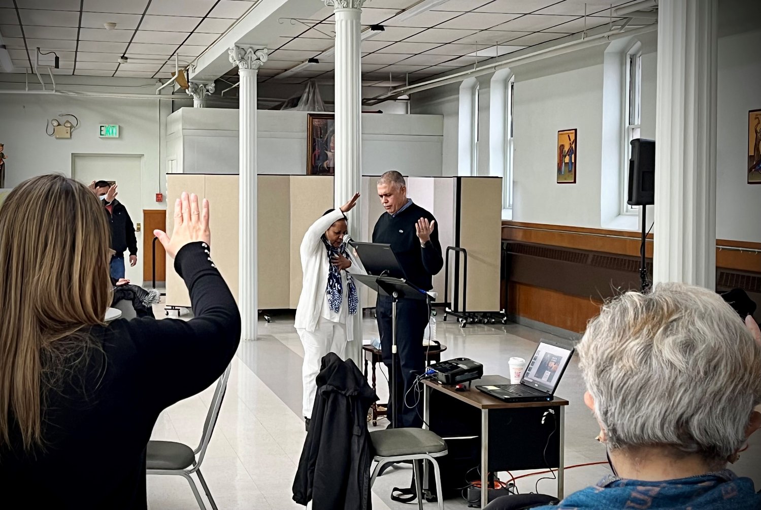 Escuela de Servidores de la Renovación Carismática Católica: Felicita Lugo y Participantes oran por Enrique Mendez , uno de los presentadores.