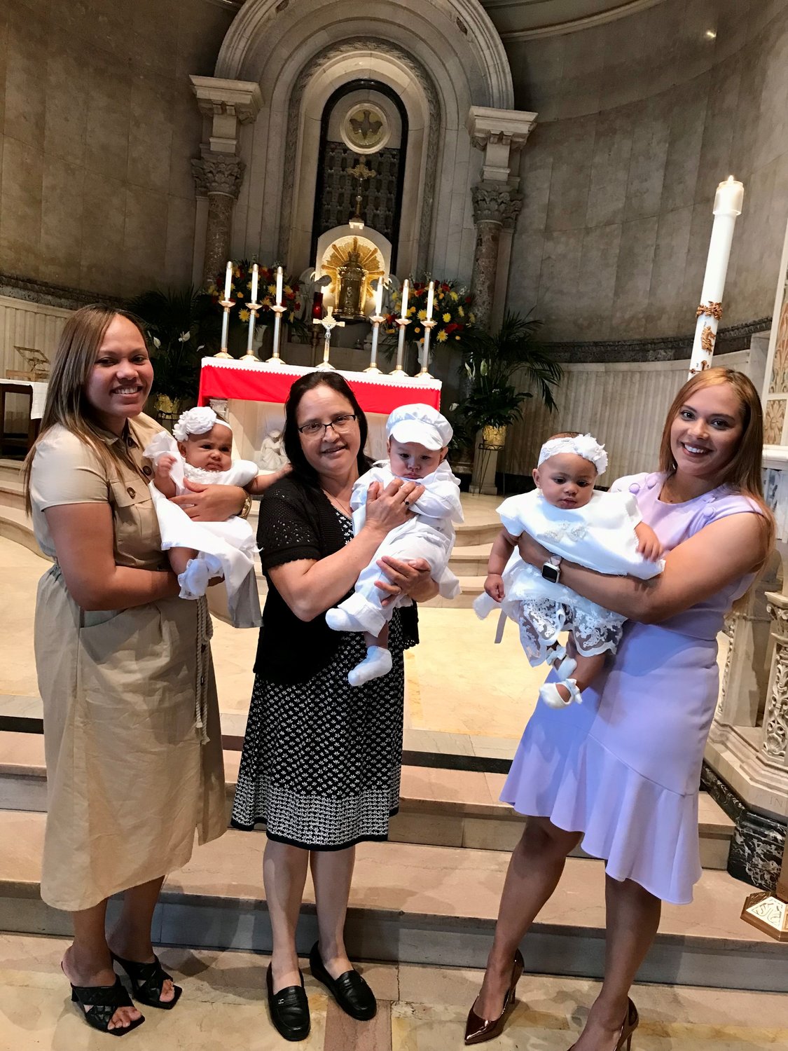 Marissa con Ada y Martina durante el bautizo de sus bebés. Marissa Kelly sirve en el proyecto Gabriel, un ministerio diocesano de los servicios sociales católicos de Rhode Island Island