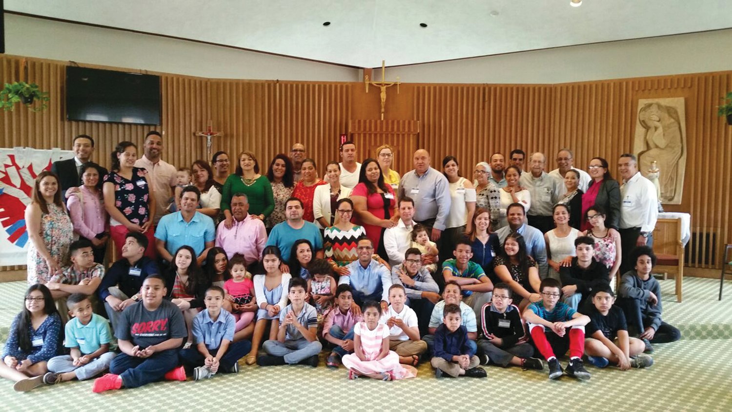 Retiro de familias en la Salette: Mario y Yazmin Porcayo en el centro de la foto, Posan junto con los participantes del retiro de familias en el santuario de La Salette Shrine en el año 2015.
