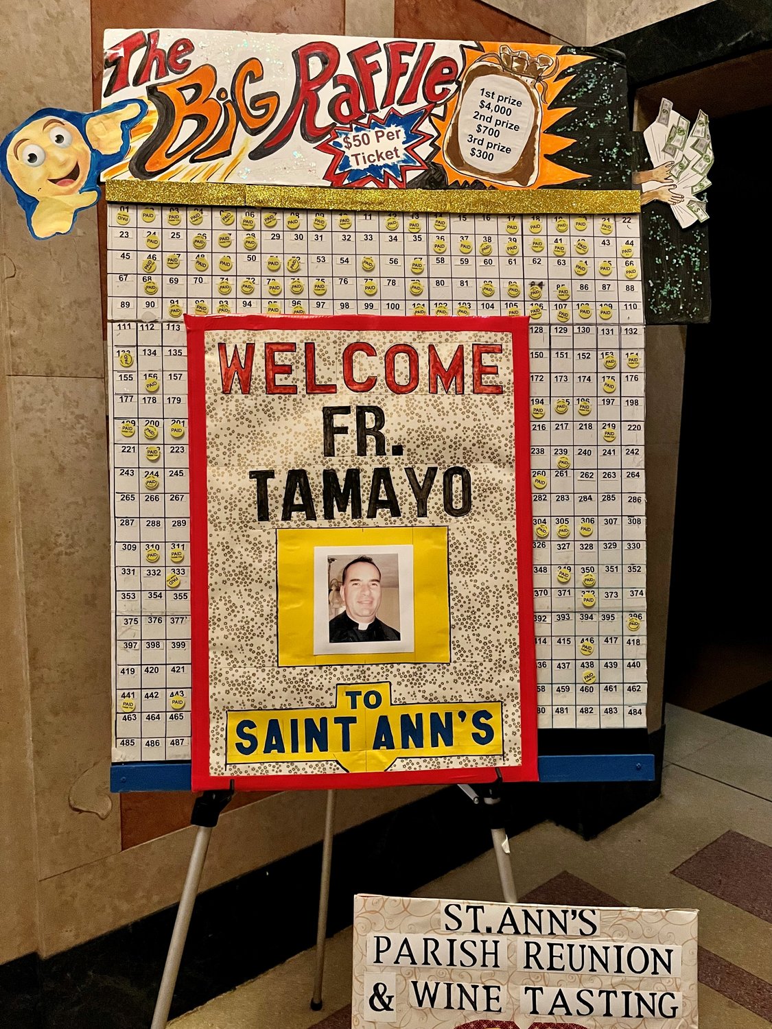 Integración de Parroquias: El Padre Nolasco Tamayo, nuevo Administrador de la parroquia Santa Ana, en un banner de bienvenida preparado por sus nuevos parroquianos en la parroquia de Santa Ana en Providence.