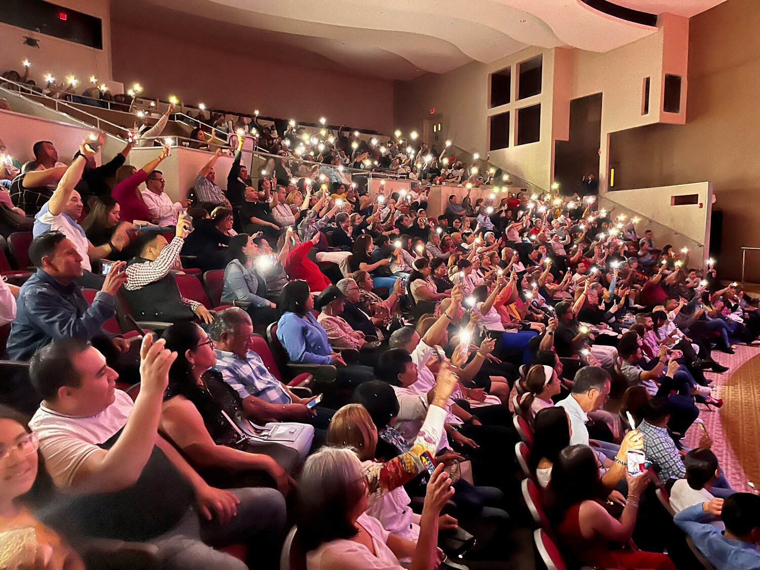 Concierto de alabanza: Participantes del concierto con el l cantautor Martín Valverde levantan sus teléfonos celulares el pasado 26 de agosto en el auditorio diocesano McVinney.